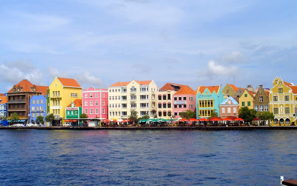 Là một quốc đảo nhỏ nhưng Curacao có tổng GDP (tính theo sức mua tương đương) lên tới hơn 3,1 tỷ USD (năm 2012) và thu nhập bình quân đầu người là 20.020 USD. Ảnh: Travel + Leisure.