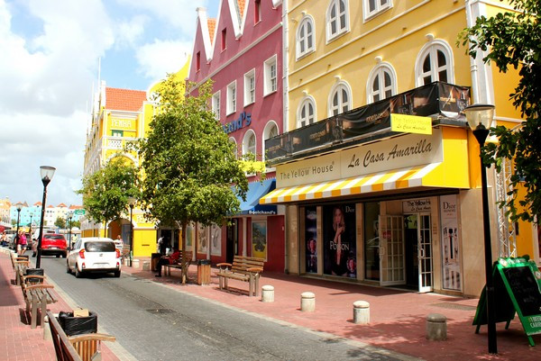 Curacao có đồng tiền riêng và nền kinh tế phát triển. Ảnh: Traveling Canucks.