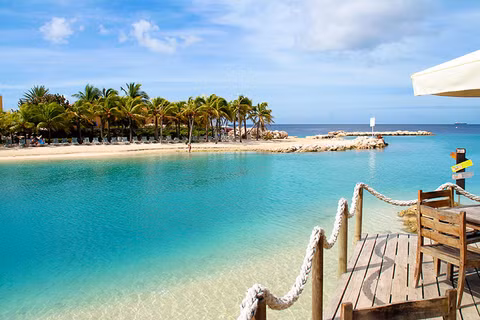  Quốc đảo Curacao cũng là điểm thu hút khách du lịch nổi tiếng với nhiều công trình kiến trúc bắt mắt và hệ sinh thái biển trong xanh. Ảnh: Travel Agent Central.