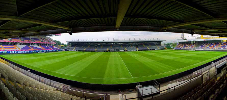 Mặt sân cỏ nhẵn và mịn. Các khán đài đều có thiết kế mái che.