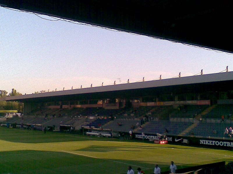 Austria Wien thi đấu trên sân nhà tại Sân vận động Franz Horr.