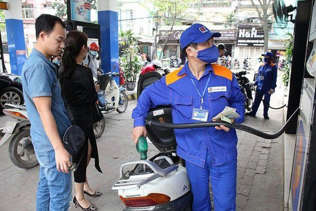 Dầu diesel giá bán tối đa là 16.504 đồng/lít. Dầu hỏa giá bán không vượt quá 15.396 đồng/lít. Dầu mazut không cao hơn 14.072 đồng/kg.