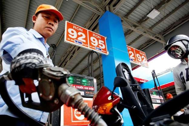 Tại kỳ điều chỉnh gần đây nhất (ngày 1/8), Liên Bộ Công Thương - Tài chính đã điều chỉnh giá xăng đồng loạt giảm hơn 300 đồng/lít, trong khi dầu (trừ dầu madut) tăng giá.