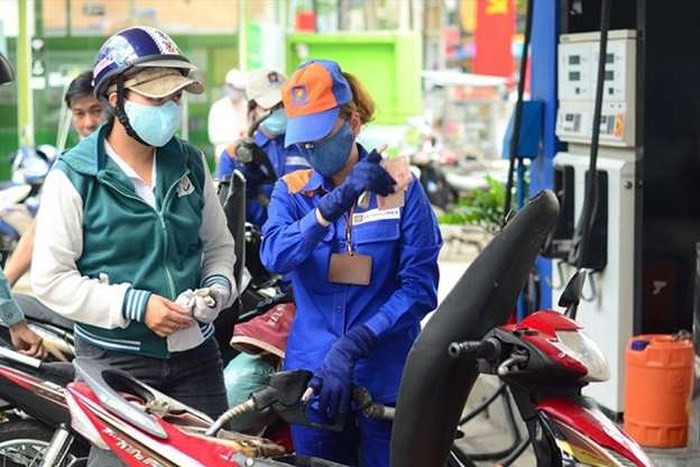 Mỗi lít xăng E5 RON 92 giảm 377 đồng, xăng RON 95 giảm 316 đồng. Dầu diesel tăng 26 đồng và dầu hoả tăng 7 đồng. Trong khi đó mặt hàng dầu madut giảm 53 đồng một kg. Sau điều chỉnh, giá xăng E5 RON 92 về mức tối đa 19.902 đồng/ lít; xăng RON 95 là 20.919 đồng/lít. Dầu hoả và dầu diesel lần lượt tăng lên mức17.023 đồng và 15.966 đồng/lít.