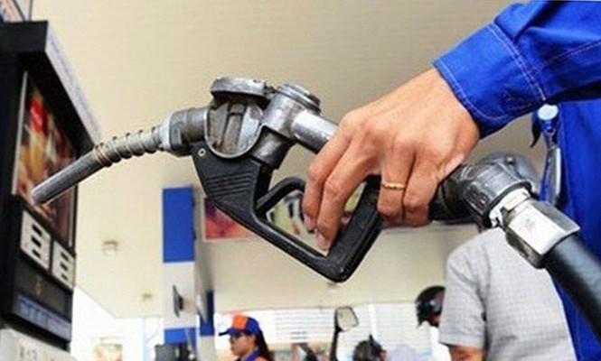 Theo đó, mỗi lít xăng RON 95 giảm 514 đồng, E5 RON 92 giảm là 544 đồng; dầu hoả giảm 570 đồng, dầu diesel giảm 519 đồng. Đáng chú ý, dầu madut giảm nhiều nhất, 1.855 đồng một kg.