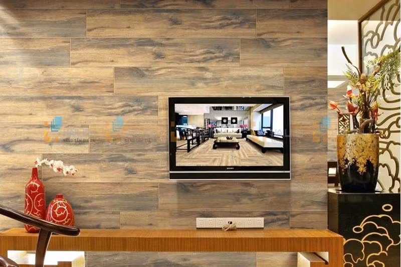 Mỗi viên gạch được làm theo kích thước của từng thanh gỗ lát. Vì vậy, nhìn bên ngoài rất khó để phân biệt đâu là gỗ tự nhiên hay gạch giả gỗ. Ảnh: Gachdongtam.