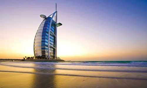 Cao 321 m với 56 tầng, Burj Al Arab được Sách kỷ lục Guinness ghi nhận là khách sạn cao nhất thế giới. Ảnh: ArtPuzzle.