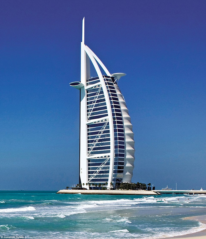 Khách sạn Burj Al Arab thiết kế hình cánh buồm, tọa lạc tại thành phố Dubai, được mệnh danh là một trong những khách sạn xa xỉ nhất thế giới. Ảnh: BI.