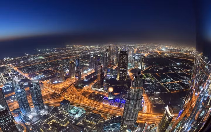 Từ trên tòa nhà Burj Khalifa có thể ngắm nhìn toàn thành phố Dubai. Ảnh: CNN.