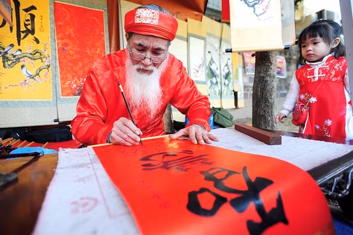 Đôi khi xin chữ cho con trẻ cũng mang ý nghĩa dạy bảo, răn đe con cháu trong nhà sống đúng như ý nghĩa của mỗi con chữ xin về. Ảnh: GDXH.