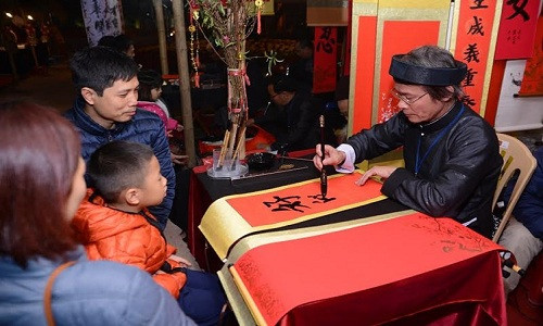 Tương tự, mua giấy xin chữ đầu xuân cũng là việc làm mang nhiều ý nghĩa văn hóa. Nó thể hiện sự trọng chữ nghĩa, trọng tri thức của người Việt. Ảnh: Dân Việt.