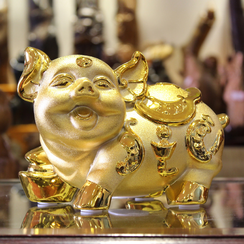 Tùy theo tuổi, mệnh của gia chủ mà chọn đồ phong thủy phù hợp như heo Thần Tài, Tỳ Hưu, Kỳ Lân, cá chép, tượng phật, cóc 3 chân...Ảnh: Mavang.