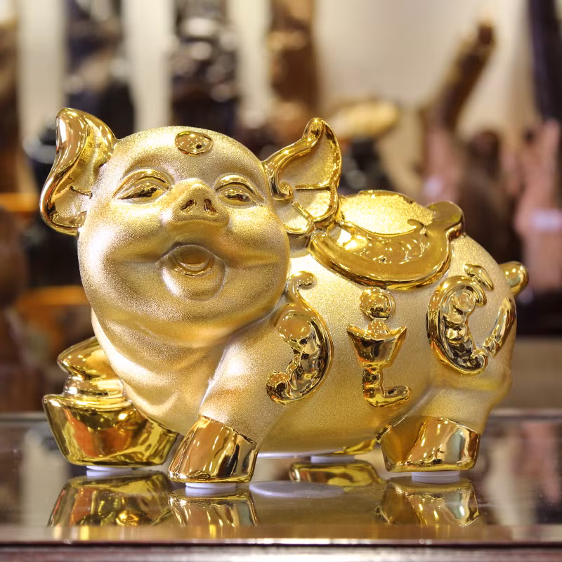 Tùy theo tuổi, mệnh của gia chủ mà chọn đồ phong thủy phù hợp như heo Thần Tài, Tỳ Hưu, Kỳ Lân, cá chép, tượng phật, cóc 3 chân...Ảnh: Mavang.