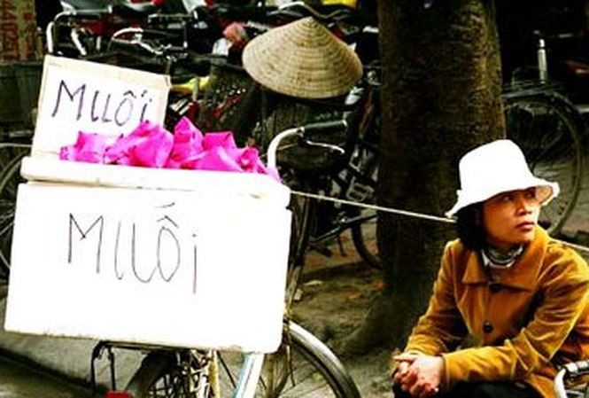 Tục mua muối đầu năm còn có ý nghĩa cầu mong sự đậm đà trong gia đình, tình cảm gắn bó keo sơn giữa các thành viên trong gia đình. Ảnh: Tiền phong.