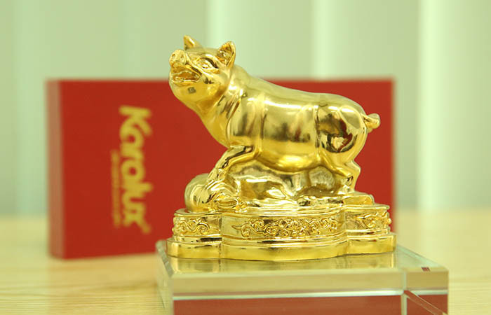 Đồ phong thủy cũng được nhiều người lựa chọn trong ngày đầu năm mới. Ảnh: Mavang.