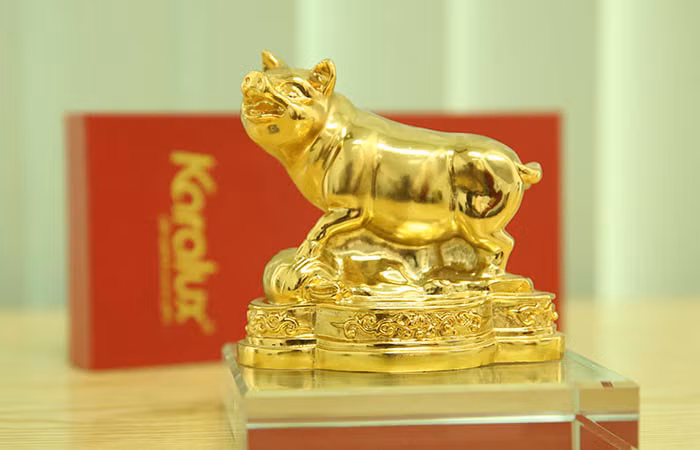 Đồ phong thủy cũng được nhiều người lựa chọn trong ngày đầu năm mới. Ảnh: Mavang.