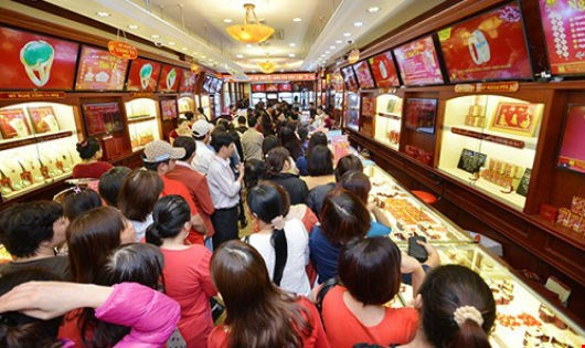 Không mua nhiều trong ngày mùng 1 Tết song người dân lại có thói quen mua vàng trong ngày vía Thần Tài (mùng 10 Tết) với ước muốn cầu mong cho cả năm sung túc, no đủ. Ảnh: Zing.