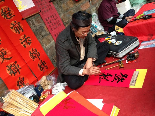 Xin chữ đầu năm cũng là ước vọng cầu may mắn, phúc đức cho cả gia đình. Ảnh: Baohaiquan.