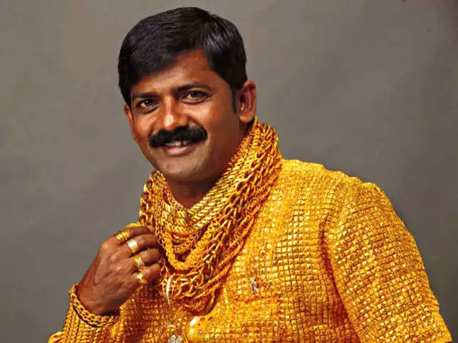 Trước đó, Datta Phune từng khiến nhiều người tròn mắt ngạc nhiên khi mặc một chiếc áo bằng vàng 22K, trọng lượng 3,5kg, trị giá 25.000 USD (khoảng 5,8 tỷ đồng). Ảnh: NDTV.