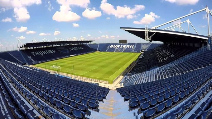 Ghế trên khán đài được thiết kế đồng bộ, xếp thành chữ Buriram và Thunder Castle. Ảnh: Youtube.