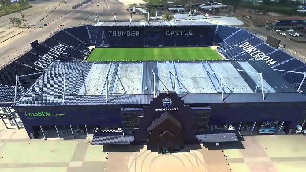 Sân được thiết kế tràn ngập đèn chiếu sáng, phù hợp với các trận đấu diễn ra vào buổi tối. Ảnh: Football Tripper.