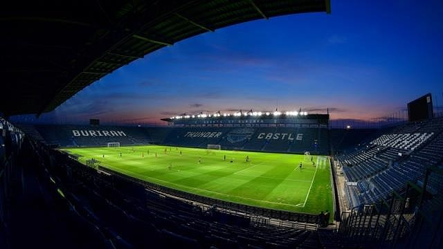 Chang Arena là sân vận động đầu tiên ở Thái Lan được thiết kế dành riêng cho đá bóng (không phải sân đa chức năng dành cho các môn thể thao khác) đạt tiêu chuẩn của FIFA và AFC. Ảnh: Youtube.