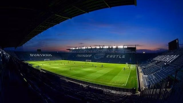 Chang Arena là sân vận động đầu tiên ở Thái Lan được thiết kế dành riêng cho đá bóng (không phải sân đa chức năng dành cho các môn thể thao khác) đạt tiêu chuẩn của FIFA và AFC. Ảnh: Youtube.