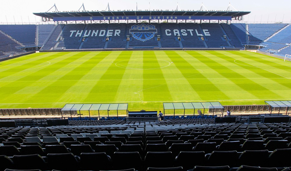 Một nửa khán đài trên sân có mái che. Ảnh: FOX Sports Asia.