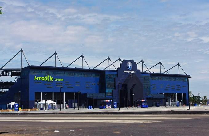 Bên ngoài sân vận động tuyển Việt Nam gặp Thái Lan là quảng trường lớn, trên cột treo cờ in hình các cầu thủ nổi tiếng của câu lạc bộ. Ảnh: StadiumDB.