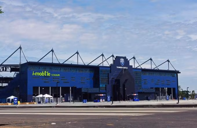 Bên ngoài sân vận động tuyển Việt Nam gặp Thái Lan là quảng trường lớn, trên cột treo cờ in hình các cầu thủ nổi tiếng của câu lạc bộ. Ảnh: StadiumDB.