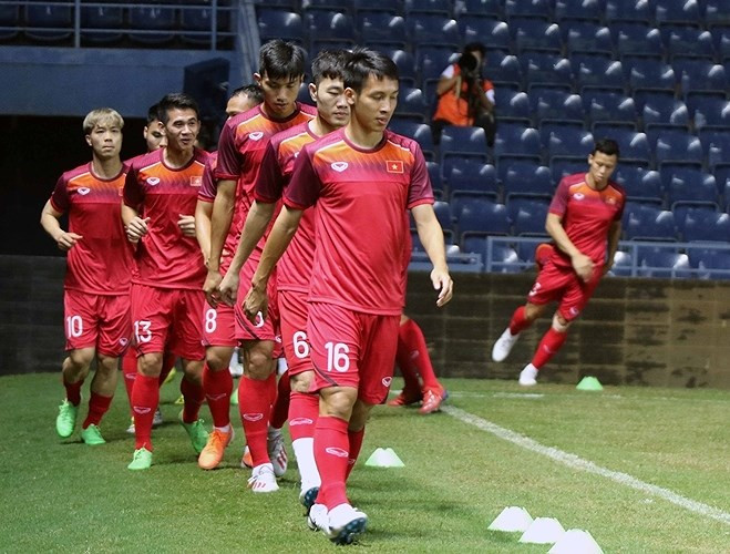 Tối 3/6, các cầu thủ đội tuyển Việt Nam đã có buổi tập làm quen với mặt sân Chang Arena. Ảnh: Anninhthudo.