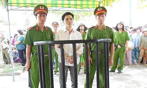 Bi kich cua nguoi dan ong sat hai tinh dich