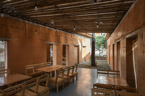 Nằm ở thị trấn Mạo Khê, Quảng Ninh, công trình kết hợp 2 nguyên liệu chính là tre và đất.