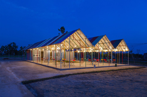 Nhà sử dụng nhiều loại vật liệu xây dựng cũ, thậm chí đã hỏng như ống thép giàn giáo, kim loại tấm, đồ vệ sinh cá nhân, bàn ghế... Nguồn ảnh: Archdaily.