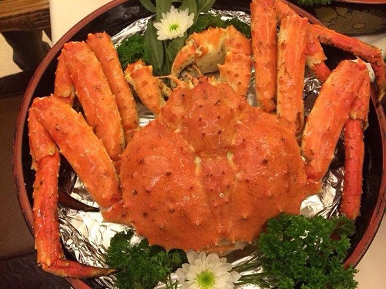 Dù cua hoàng đế có trọng lượng khủng, song có những khách đặt hàng với khối lượng 2-3 con/lần về làm tiệc. Theo đó, cua hoàng đế liên tục “cháy hàng”. Ảnh: Haisanhoangia.