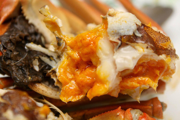 Theo một số người bán, khi hấp chín lên, thịt cua lông chắc, gạch cua rất thơm và có vị béo ngậy. Ảnh: Dân Việt.