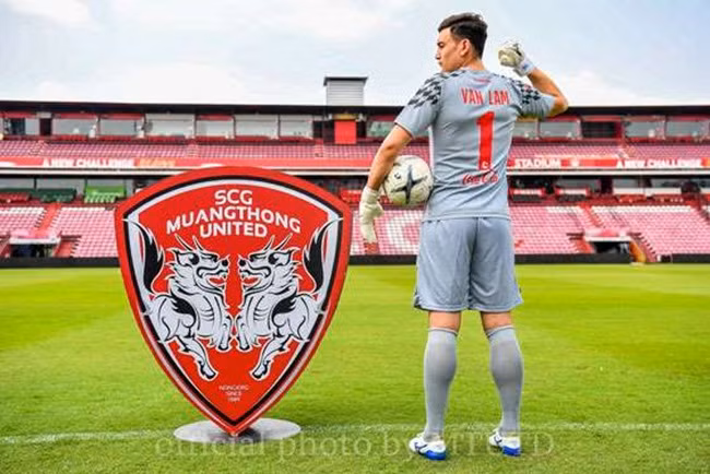Theo các nguồn tin, Muangthong United ký hợp đồng 3 năm với Lâm "Tây", trả lương cho anh 10.000 USD/tháng ((khoảng 232 triệu đồng). Ảnh: Dân Việt.