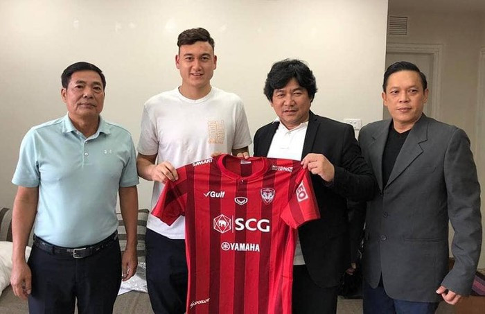 Đầu năm 2019, CLB Muangthong United đã chi số tiền 500.000 USD (khoảng 11 tỷ đồng) để mua lại hợp đồng giữa thủ môn Đặng Văn Lâm với CLB Hải Phòng (còn thời hạn tới hết năm 2019). Ảnh: Anninhthudo.