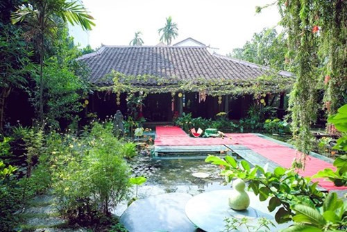 Hồ cá được xây giữa vườn nối với khu nhà thờ chính của gia đình Á hậu Thiên Lý. Phía trên có lớp kính cường lực và trải thảm. Ảnh: Giaoducthoidai.