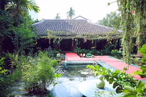 Hồ cá được xây giữa vườn nối với khu nhà thờ chính của gia đình Á hậu Thiên Lý. Phía trên có lớp kính cường lực và trải thảm. Ảnh: Giaoducthoidai.