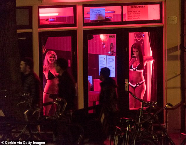 Gai mai dam Amsterdam “khon don” vi du khach: Thi truong len tieng