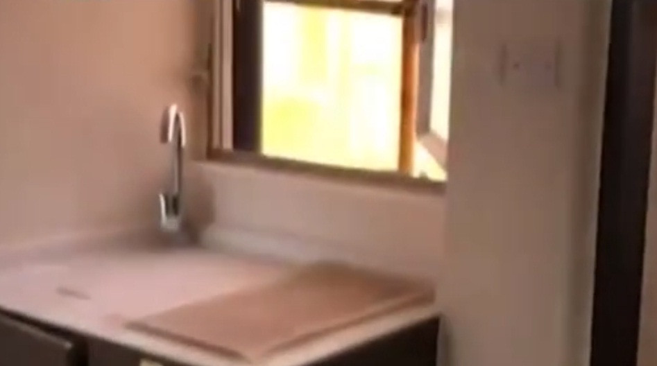 Cách thiết kế này được đánh giá vô cùng ấn tượng, vì căn hộ siêu nhỏ chỉ cần mất tổng cộng 5 bước chân để đi từ đầu tới cuối phòng.