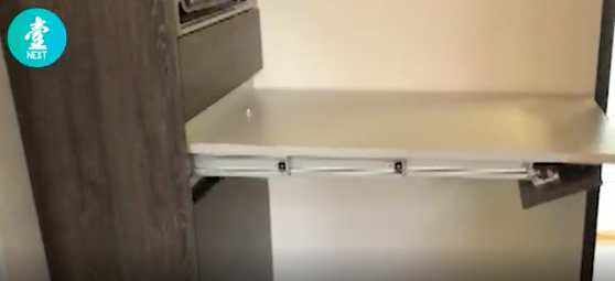 Từ bếp nấu, nhà vệ sinh, nơi chứa đồ, tủ lạnh, giường ngủ cho đến một bàn ăn.