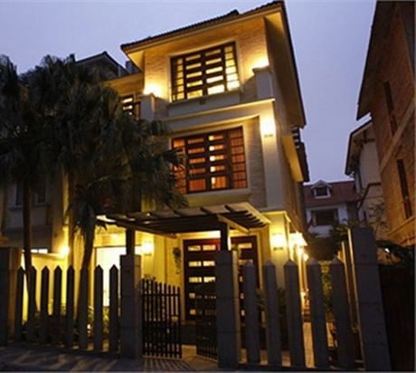 Căn nhà được trang trí theo phong cách hoàng gia sang trọng.