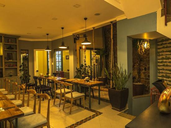 Hồ Quỳnh Hương cũng kinh doanh một nhà hàng chay nổi tiếng ở quận Bình Thạnh.