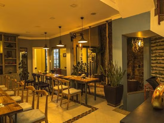 Hồ Quỳnh Hương cũng kinh doanh một nhà hàng chay nổi tiếng ở quận Bình Thạnh.