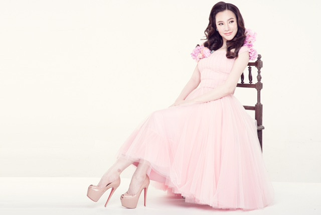 Nổi tiếng từ những năm 2000, Hồ Quỳnh Hương được khán giả yêu mến bởi giọng hát khỏe khoắn với nhiều bản hit quen thuộc như: Anh, Hoang Mang, Với anh em vẫn là cô bé...