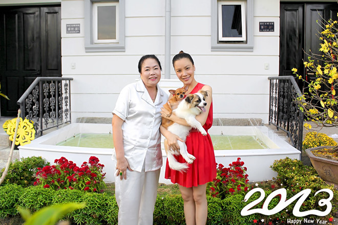 Nữ ca sĩ Hồ Quỳnh Hương sở hữu hai căn biệt thự với trị giá hàng chục tỉ đồng tại Hà Nội và TP HCM. Căn biệt thự ở Sài Gòn là nơi Hồ Quỳnh Hương mua được bằng tiền cát-xê sau nhiều năm đi hát.