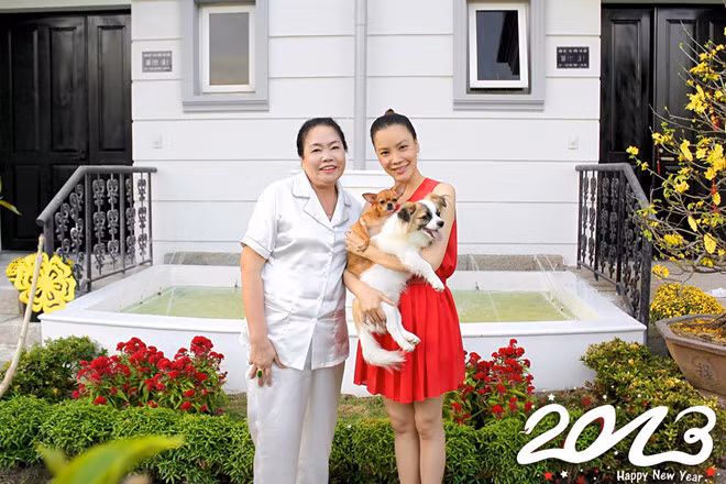 Nữ ca sĩ Hồ Quỳnh Hương sở hữu hai căn biệt thự với trị giá hàng chục tỉ đồng tại Hà Nội và TP HCM. Căn biệt thự ở Sài Gòn là nơi Hồ Quỳnh Hương mua được bằng tiền cát-xê sau nhiều năm đi hát.