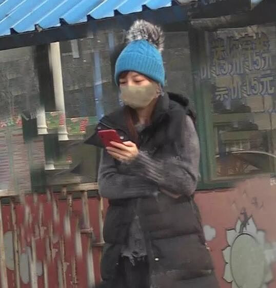 Mới đây, Sina đăng tải loạt ảnh chụp Triệu Vy tại trường quay bộ phim mới "Ai cũng có khát vọng nhìn thấy bạn".